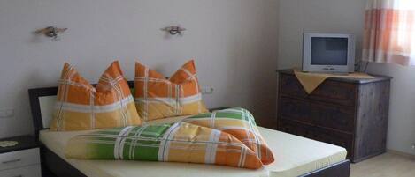 2 bedrooms, in-room safe, travel cot, WiFi