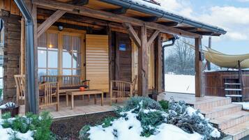 Nhà gỗ dành cho gia đình, nhiều phòng ngủ, 2 phòng tắm, cạnh núi (Chalet Markoci With Hot Tub) | Hiên