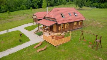 Family Chalet, 2 Bedrooms, 2 Bathrooms, Mountainside (Chalet Markoci With Hot Tub) | Bahagian luar