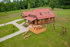 ชาเลท์สำหรับครอบครัว, 2 ห้องนอน, 2 ห้องน้ำ, ติดภูเขา (Chalet Markoci With Hot Tub) | บริเวณภายนอก