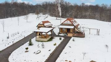 Family Chalet, 2 Bedrooms, 2 Bathrooms, Mountainside (Chalet Markoci With Hot Tub) | Exterior