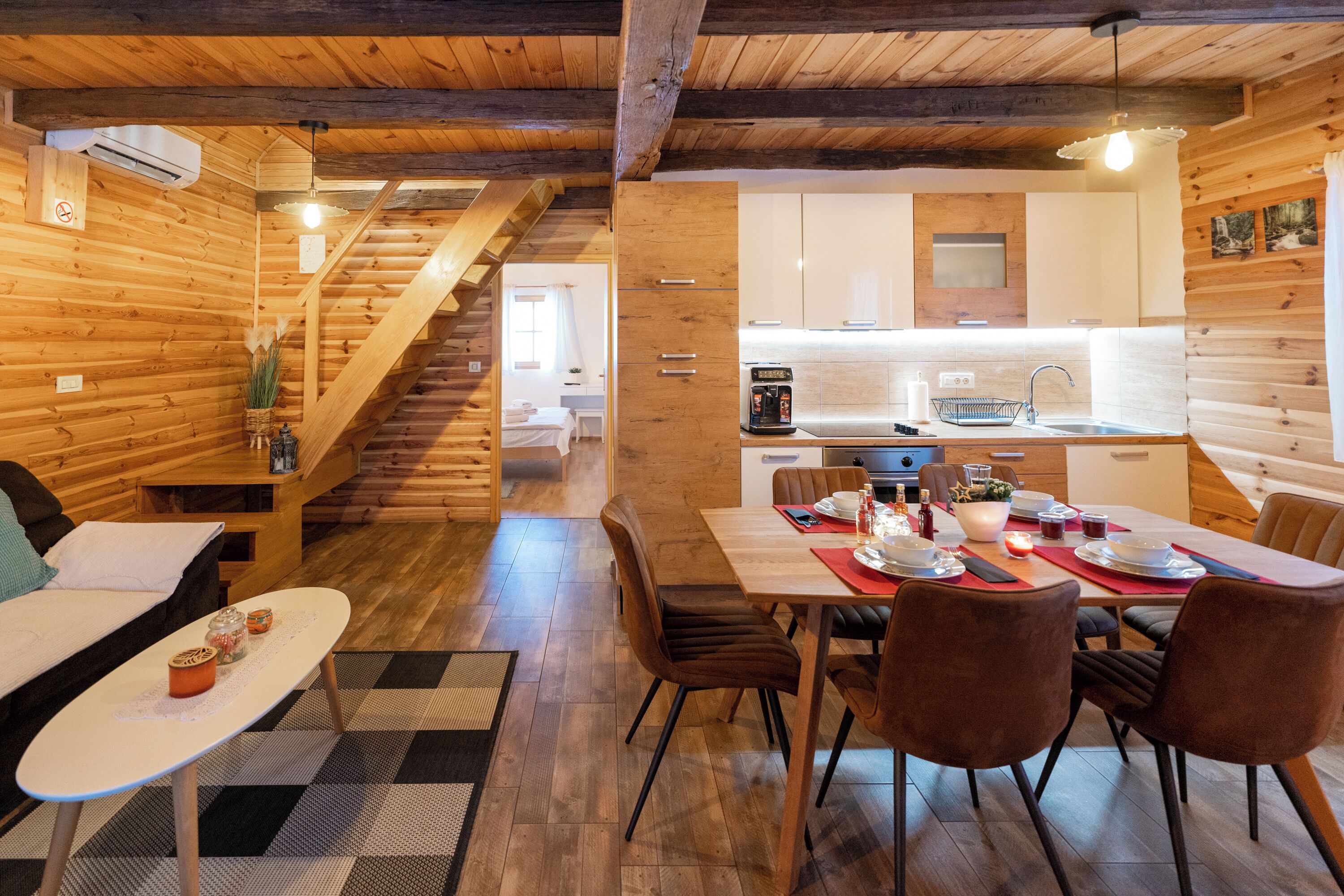 Chalet Keluarga, beberapa kamar, 2 kamar mandi, tepi gunung (Chalet Markoci With Hot Tub) | Tempat makan