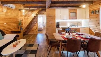 Chalet Keluarga, beberapa kamar, 2 kamar mandi, tepi gunung (Chalet Markoci With Hot Tub) | Tempat makan