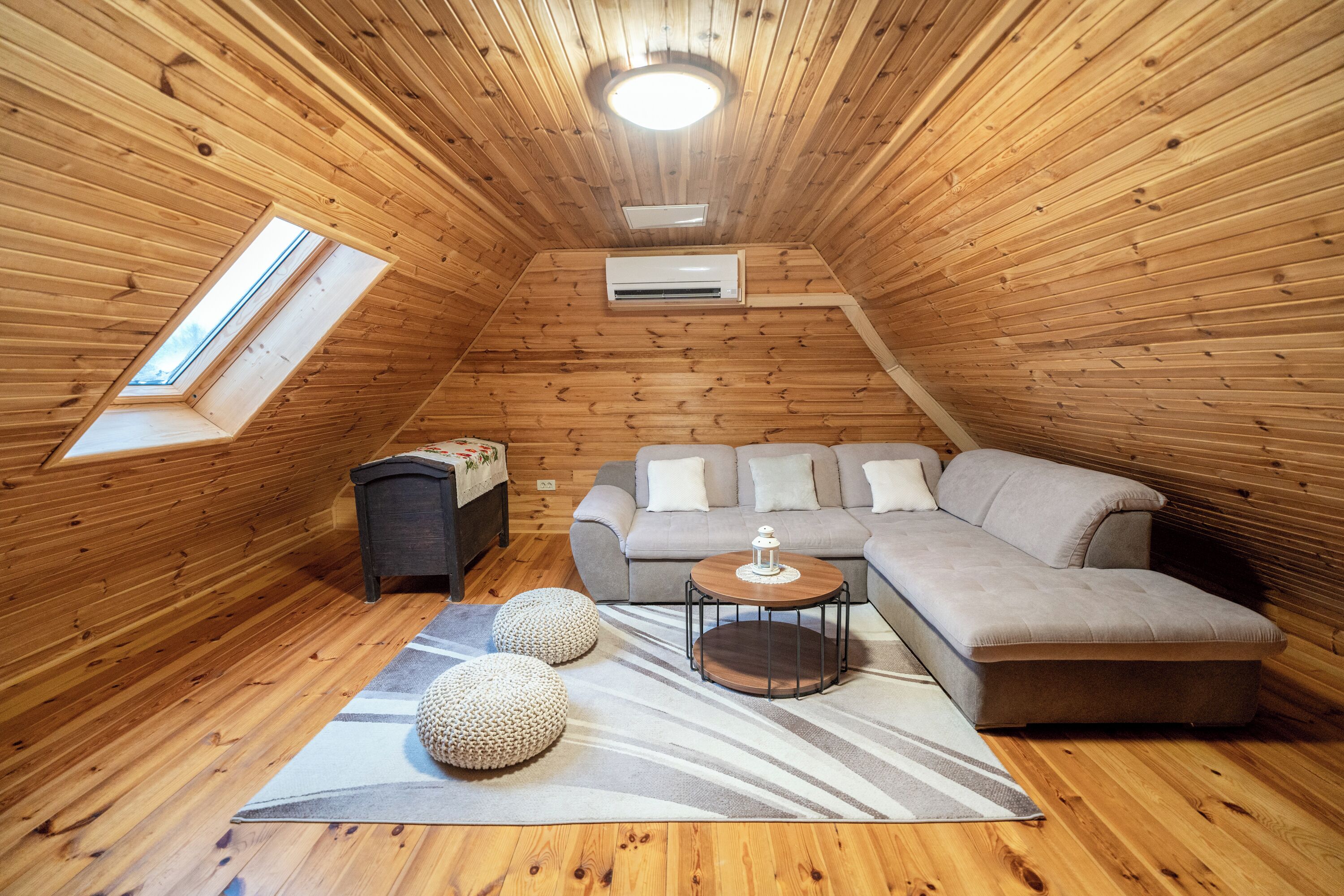 Nhà gỗ dành cho gia đình, nhiều phòng ngủ, 2 phòng tắm, cạnh núi (Chalet Markoci With Hot Tub) | Khu phòng khách | TV 21-inch có truyền hình kỹ thuật số, lò sưởi, dàn stereo 