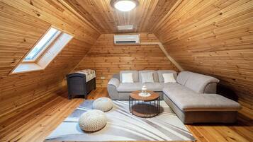 Nhà gỗ dành cho gia đình, nhiều phòng ngủ, 2 phòng tắm, cạnh núi (Chalet Markoci With Hot Tub) | Khu phòng khách | TV 21-inch có truyền hình kỹ thuật số, lò sưởi, dàn stereo