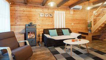 Chalet Keluarga, beberapa kamar, 2 kamar mandi, tepi gunung (Chalet Markoci With Hot Tub) | Area keluarga | Televisi 21-inci dengan saluran TV digital dan perapian