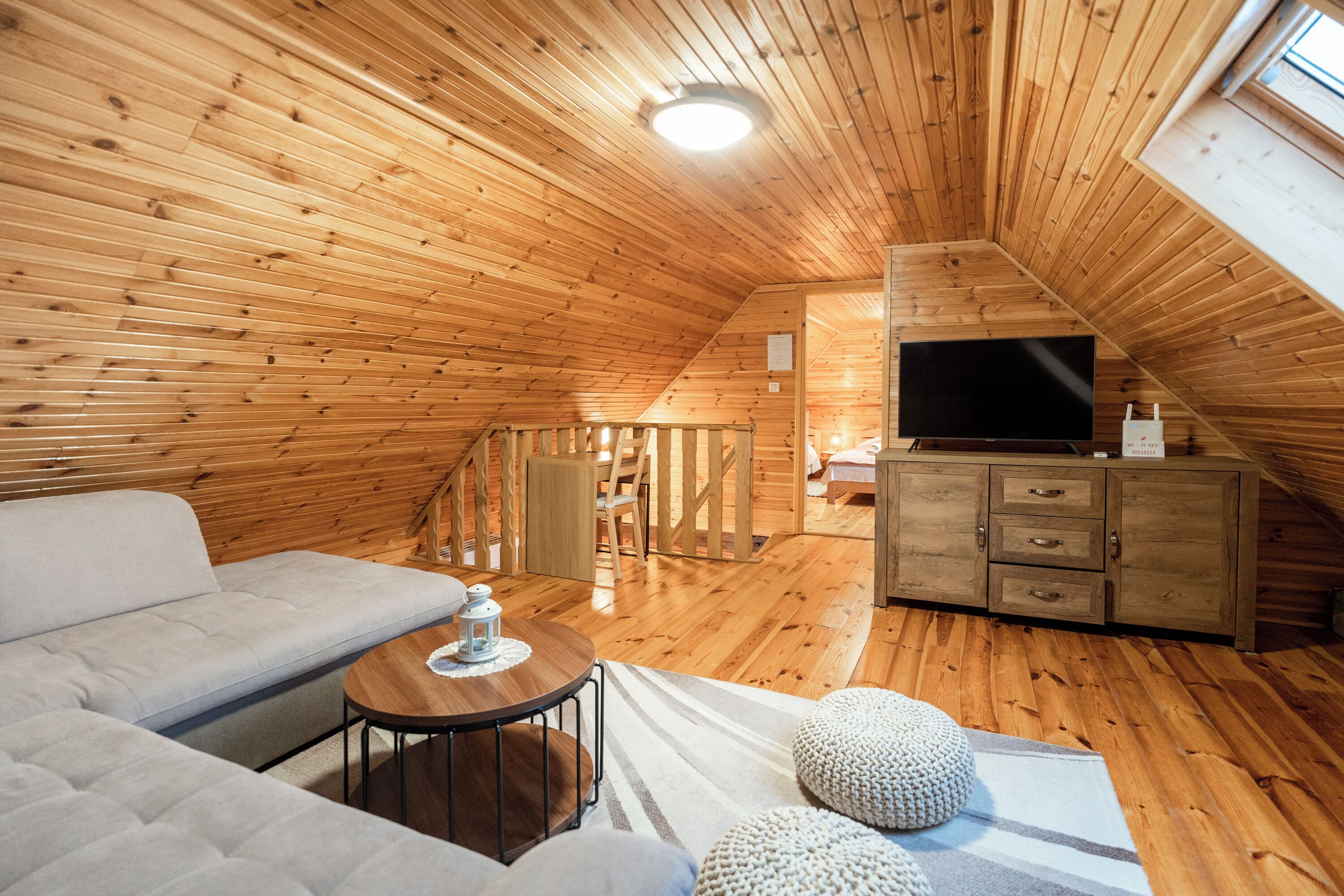 Nhà gỗ dành cho gia đình, nhiều phòng ngủ, 2 phòng tắm, cạnh núi (Chalet Markoci With Hot Tub) | Khu phòng khách | TV 21-inch có truyền hình kỹ thuật số, lò sưởi, dàn stereo 