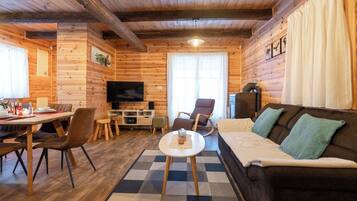 Familie-alpehytte, flere soverom, 2 bad, ved fjell (Chalet Markoci With Hot Tub) | Oppholdsområde | En 21-tommers TV med digitale kanaler samt peis og stereoanlegg