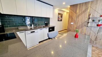 Deluxe Apartment | Private kitchenette