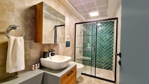 Estudio, Terraza | Baño | Regadera, secadora de cabello, pantuflas, toallas 