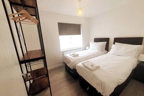 2 عدّة غرف نوم ومكتب ومكواة/لوح كي وواي فاي مجانًا