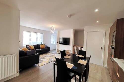 Lovely apartment close 2 City Center &Rail Station