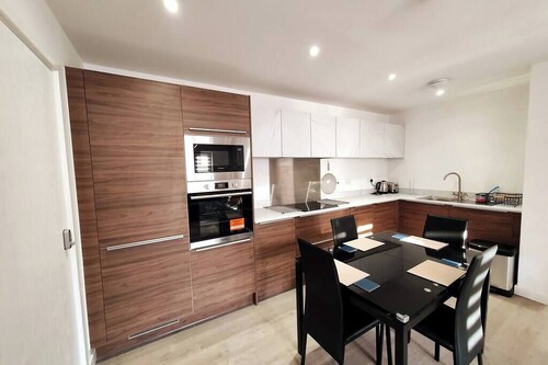 Lovely apartment close 2 City Center &Rail Station