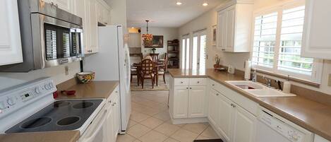 冷蔵庫、電子レンジ、オーブン、コンロ