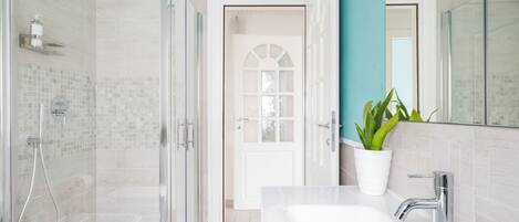 Dusche, Haartrockner, Bidet, HandtĂŒcher