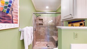 Ducha y bañera combinadas y toallas