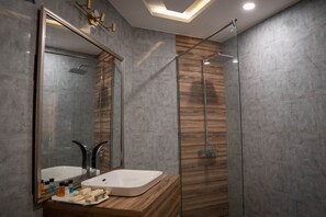 Rainfall showerhead, free toiletries, hair dryer, towels