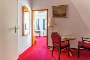 Junior-svíta | Öryggishólf í herbergi, sérhannaðar innréttingar, skrifborð