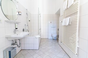 Chambre Deluxe | Salle de bain | Séchoir à cheveux, serviettes fournies, savon, shampooing