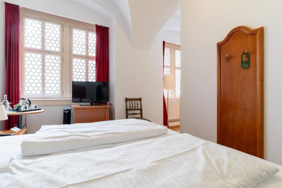 Economy Double Room | In-room safe, desk, WiFi (free), individually decorated