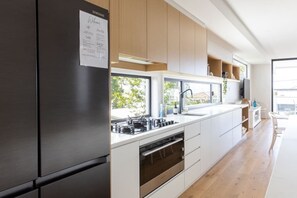 Cafetera y tetera, refrigerador, microondas y horno