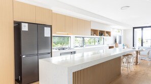 Kylskåp, ugn, diskmaskin och kaffe- och tebryggare