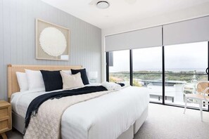 4 bedrooms, free WiFi - Ohana on Hungerford | Ocean Views, Walk to Town, Pet Friendly (kingscliff)