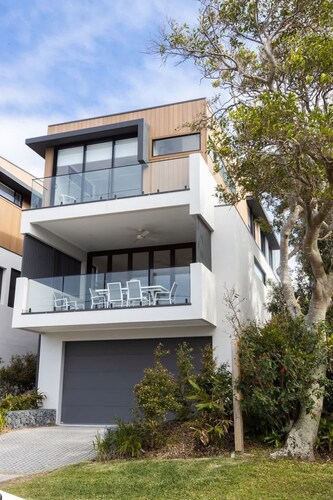 Ohana on Hungerford | Ocean Views, Walk to Town, Pet Friendly