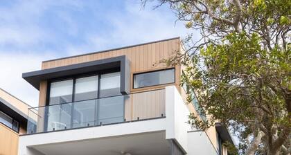 Ohana on Hungerford | Ocean Views, Walk to Town, Pet Friendly