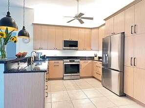 Kühlschrank, Mikrowelle, Ofen, Herdplatte