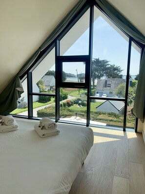 5 chambres, bureau, fer et planche à repasser, lit parapluie