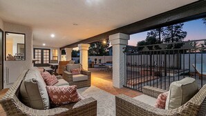 A spacious patio with wicker furniture and a view of the pool. - Amazing- Pool Home- Fire Pit & Ping Pong Table (Mesa)