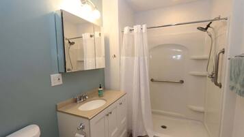 Een bad, een haardroger, handdoeken