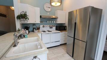 Een koelkast, een microgolfoven, een oven, een kookplaat