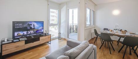 تلفزيون بحجم 21-بوصة يعرض قنوات تلفزيونية باشتراك مدفوع