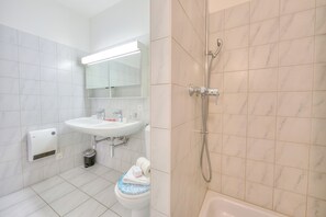 Familienapartment, Mehrere Schlafzimmer (Locarno best place) | Badezimmer | Duschwanne, Haartrockner, Bidet, Handtücher