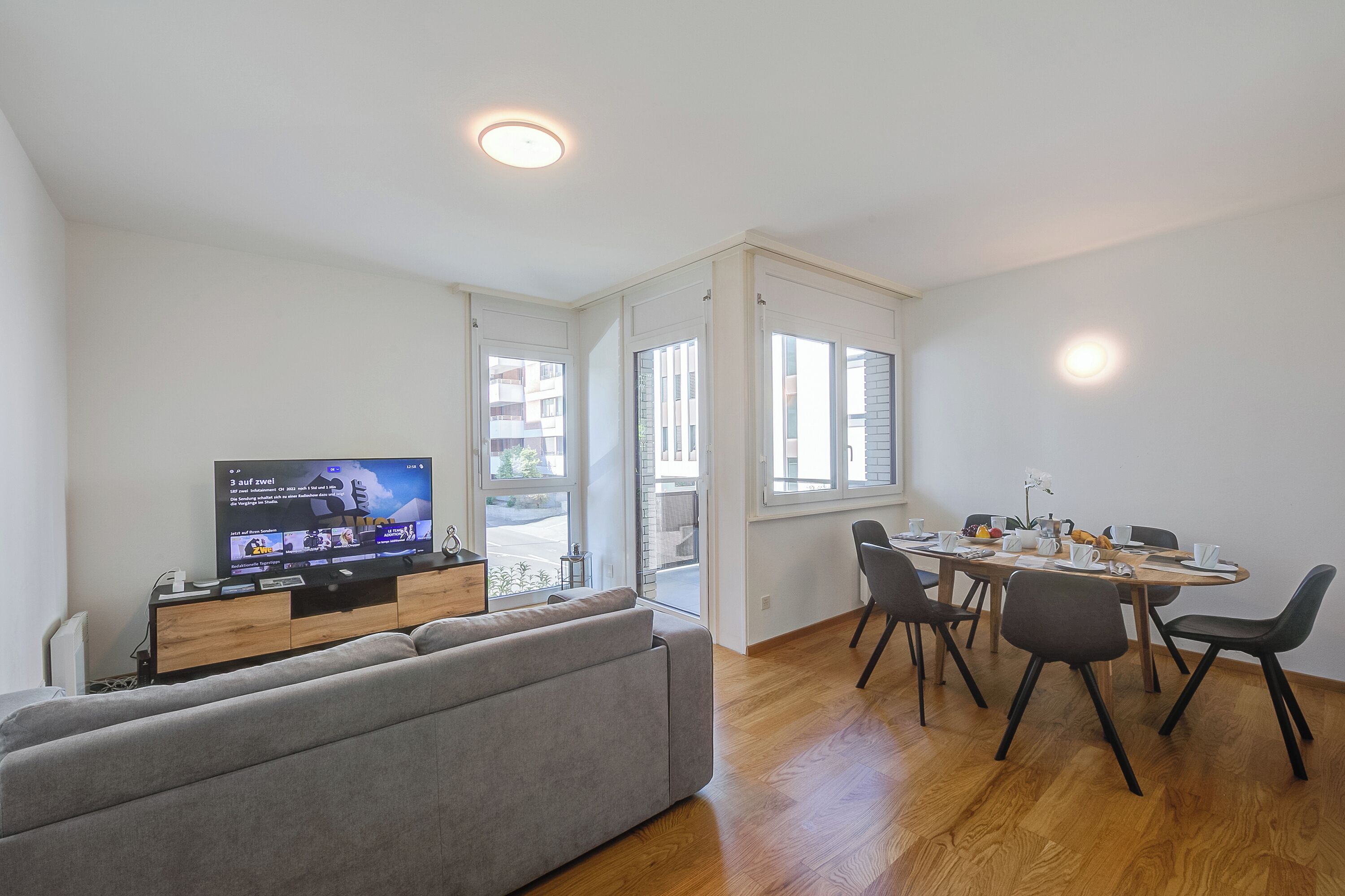 Een 21-inch televisie met kabelzenders