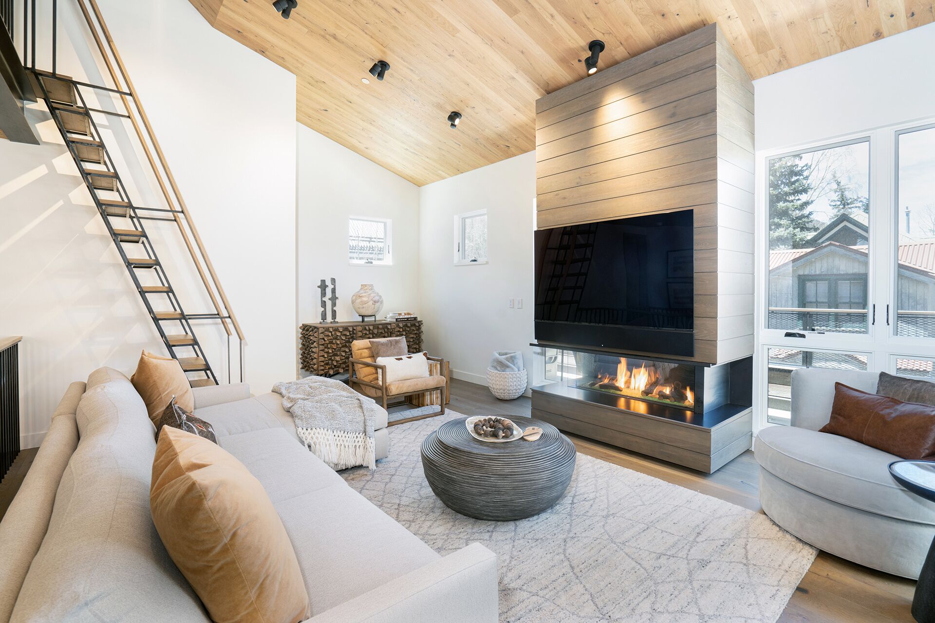 Splendid Summer | Luxury One Block to Gondola | AC, Gym, Parking