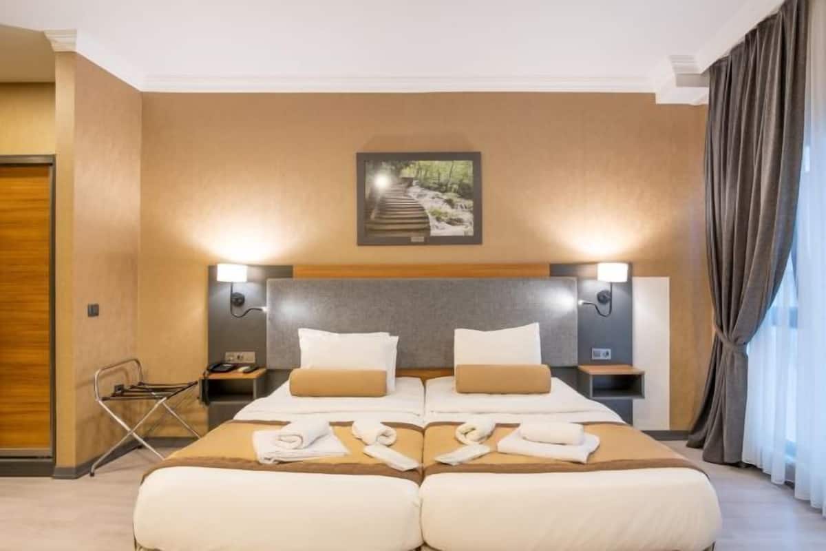 1 bedroom, Egyptian cotton sheets, premium bedding, down duvets