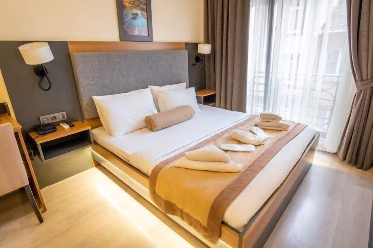 1 bedroom, Egyptian cotton sheets, premium bedding, down duvets