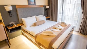 Queen Room | Egyptian cotton sheets, premium bedding, down comforters, minibar