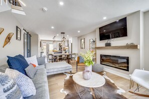 Una televisión, una chimenea