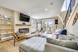 TV, fireplace - Experience breathtaking mountain views at Tenmile Viewhouse! (Breckenridge)