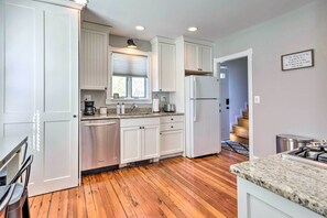 Fridge, microwave, stovetop, dishwasher