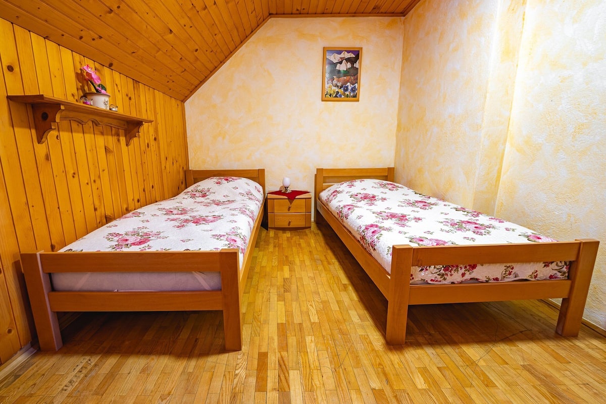 Twin Room (FS Trlej - Room Lea) | 3 bedrooms, cots/infant beds