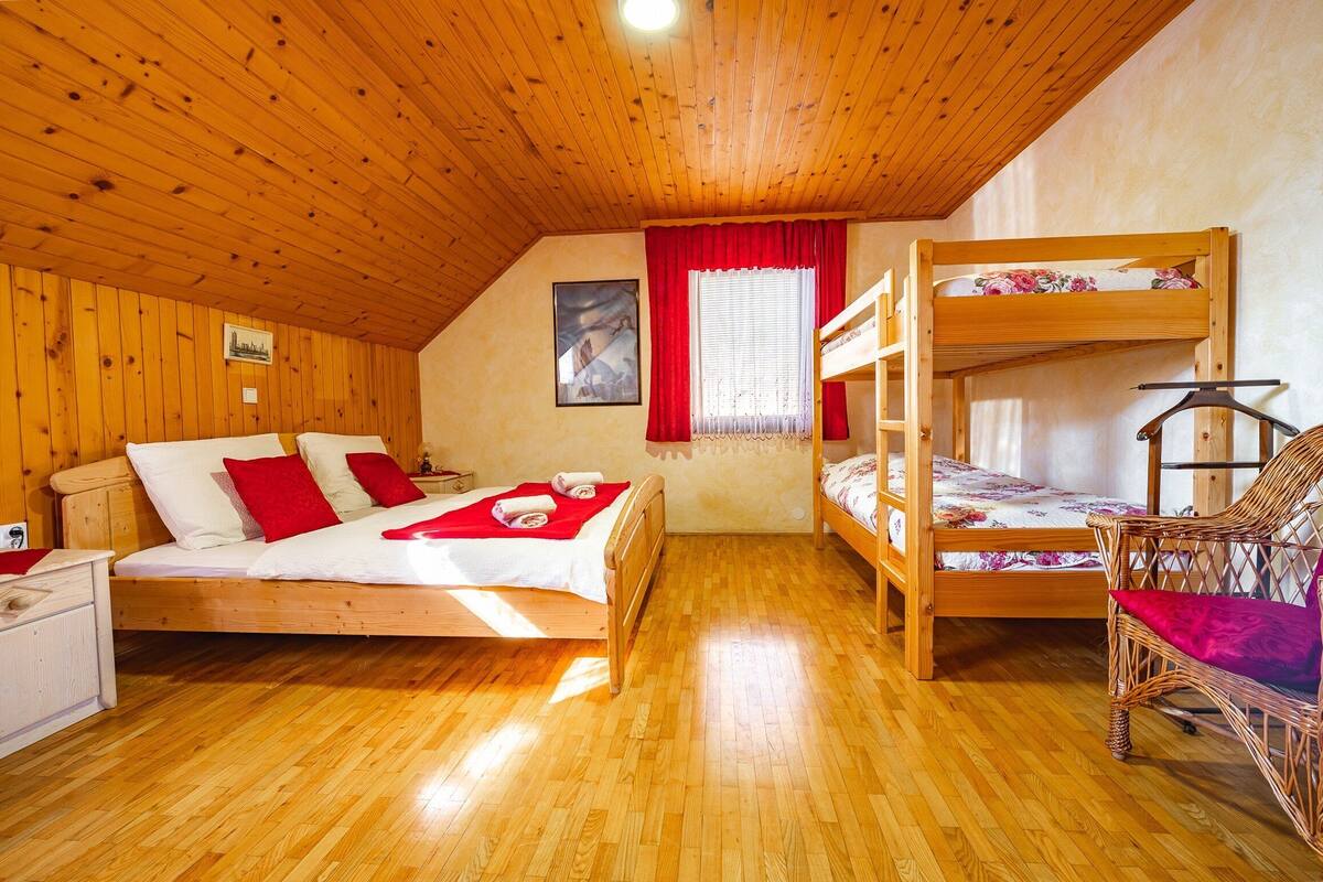 Room (FS Trlej - Room Tone) | 3 bedrooms, cots/infant beds