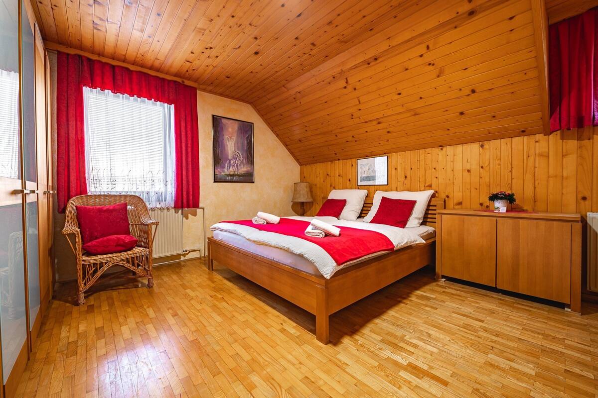 4 人部屋 (FS Trlej - Room Jernej) | 3 室のベッドルーム、ベビーベッド