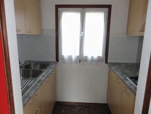 Kühlschrank, Mikrowelle, Herdplatte, Kochgeschirr/Geschirr/Besteck