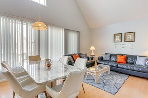 تلفزيون، ألعاب فيديو، مشغل دي في دي، كُتُب