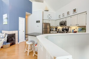 Kühlschrank, Mikrowelle, Herdplatte, Geschirrspüler